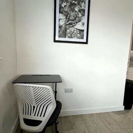 Luxurious View In Salford 아파트 *