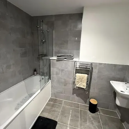 Luxurious View In Salford 아파트 *