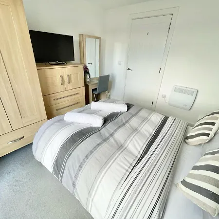 Проживание в семье Escape - Private & Bathroom Near Etihad And Coop Arena - Free Secure Parking