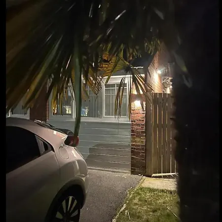 Appt - Sleeps 2 - Free Parking - 5min-metro Apartment