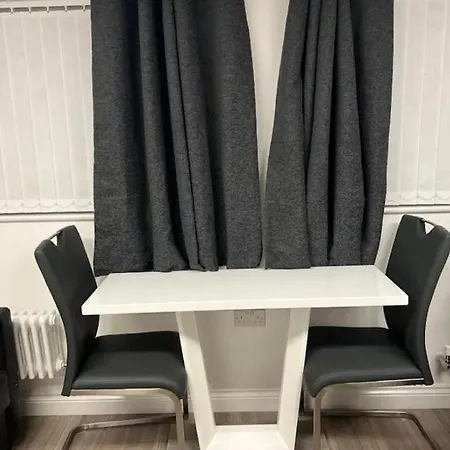 Appt - Sleeps 2 - Free Parking - 5min-metro