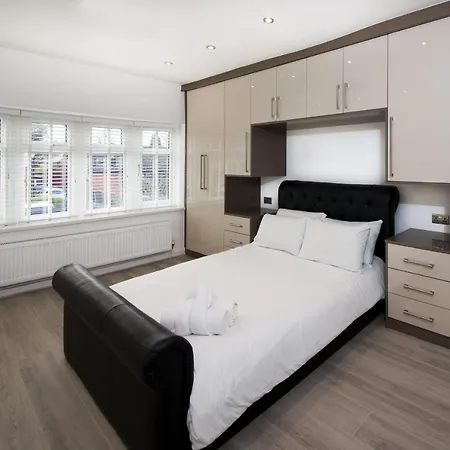 Guestready - Newly Renovated In Detached Manchester