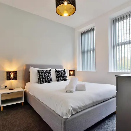 Spacious 2-br Close To Salford Royal Hospital