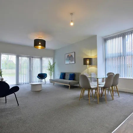 Spacious 2-br Close To Salford Royal Hospital Apartment Manchester