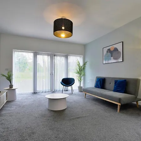 Apartment Spacious 2-br Close To Salford Royal Hospital *