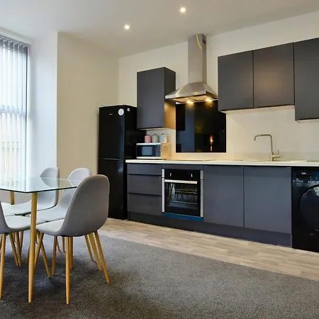 Apartment Spacious 2-br Close To Salford Royal Hospital *