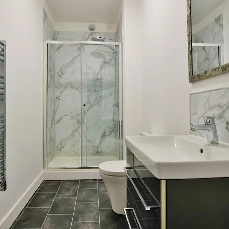 Apartment Spacious 2-br Close To Salford Royal Hospital Manchester