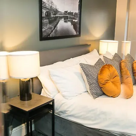 2 Bedroom Sleeps 6 Centre Apartment *