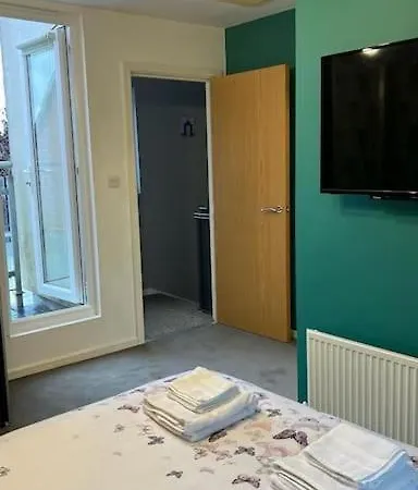Cheerful 4-bedroom House With Multiple Car Parking *