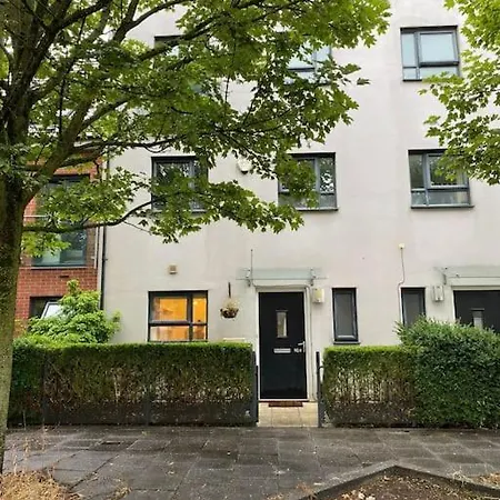 Cheerful 4-bedroom House With Multiple Car Parking 펜션 *