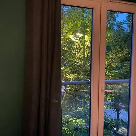 펜션 Cheerful 4-bedroom House With Multiple Car Parking *