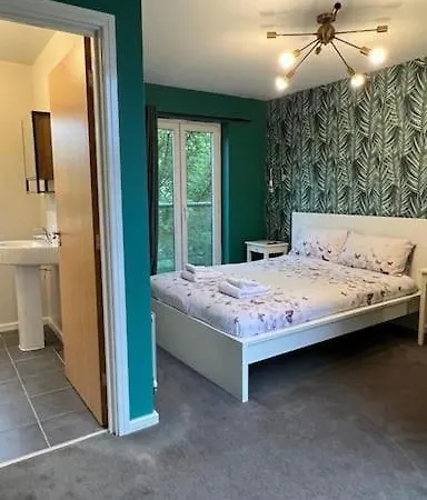 Cheerful 4-bedroom House With Multiple Car Parking 펜션