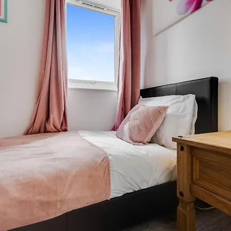 Σπίτι διακοπών Spacious 5br - Coop Live & Etihad - Pool Table