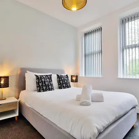 Spacious 2-br Close To Salford Royal Hospital Apartment Manchester