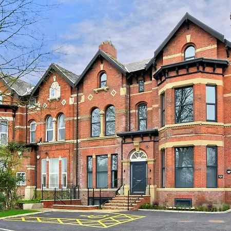 Spacious 2-br Close To Salford Royal Hospital *