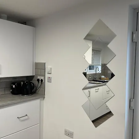 Apartment Appt - Sleeps 2 - Free Parking - 5min-metro *