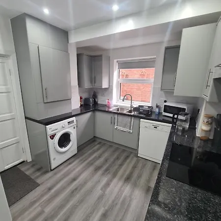 Lovely 2-bedroom House Close To Media City. *