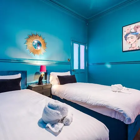 Spacious And Modern 5 Bedroom House