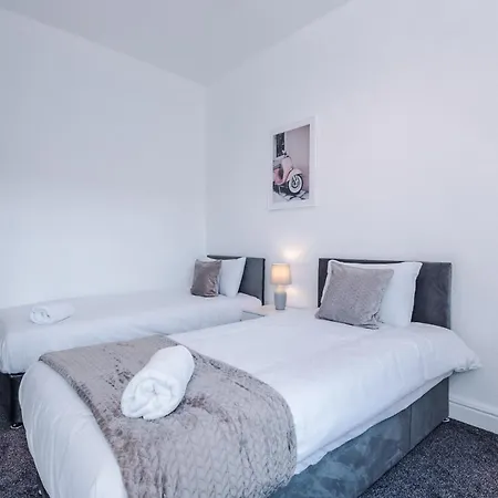 Spacious 4 Bed With Parking Dom wakacyjny Manchester