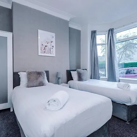 Spacious 4 Bed With Parking Dom wakacyjny Manchester