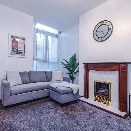 Spacious 4 Bed With Parking *