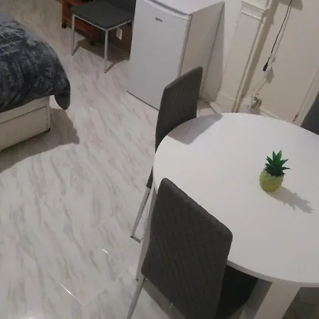 Spacious Near Centre בית הארחה *