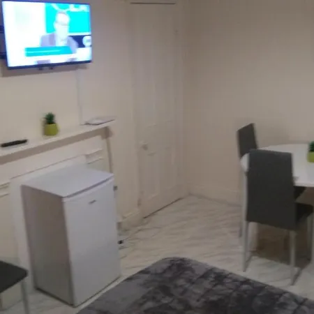 Spacious Near Centre בית הארחה *