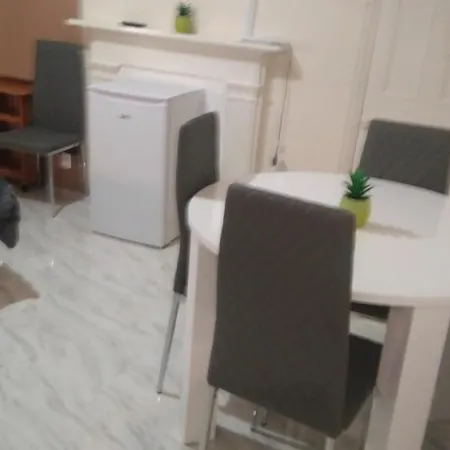 Spacious Near Centre בית הארחה *