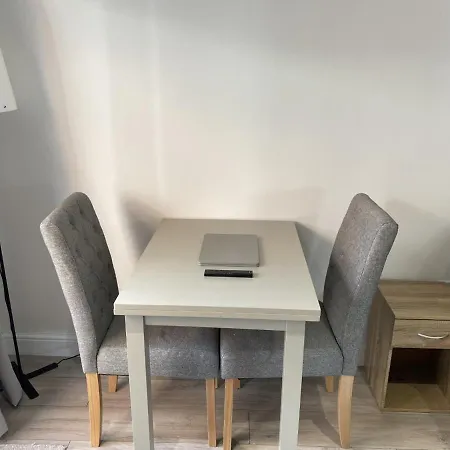 Modern With Private Entrance * Manchester