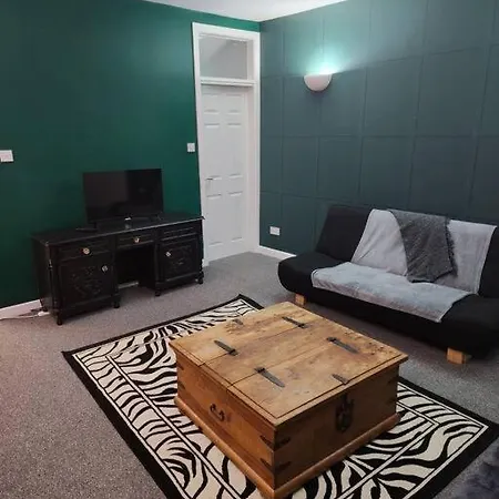 Stylish 2-bedroom Flat In The Heart Of Monton Road Manchester