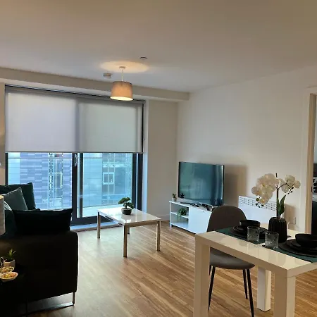 Waterside Retreat: Luxury Canal-side In With Balcony Apartman