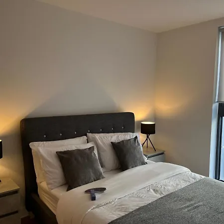 Apartman Waterside Retreat: Luxury Canal-side In With Balcony