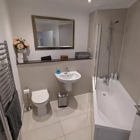 Stylish Modern Spacious Very Central 2 Bed 2 Bath Apartmán