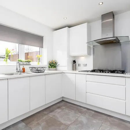 4 Bedroom, 3 Bathroom Walking Distance To Centre Dom wakacyjny *