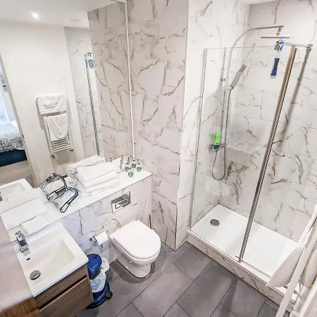 Waterfront Retreat: Modern 2-bed Манчестер