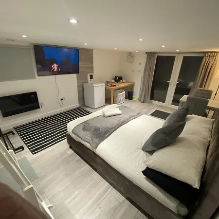 Modern With Private Entrance * Manchester