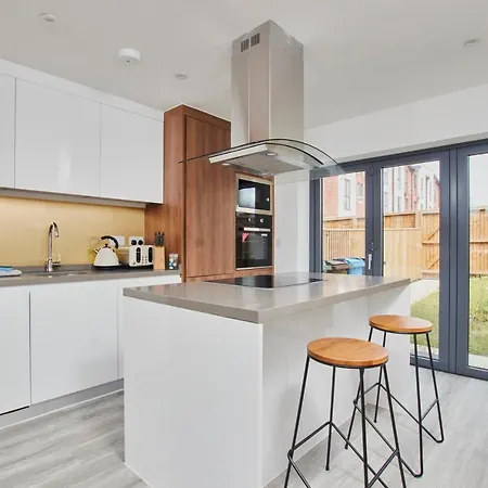 Fabulous 5 Bed House W Parking