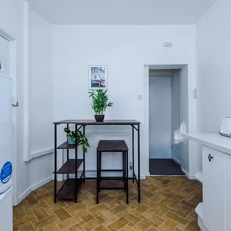 Spacious 4 Bed With Parking Dom wakacyjny Manchester