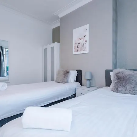 Spacious 4 Bed With Parking Dom wakacyjny *