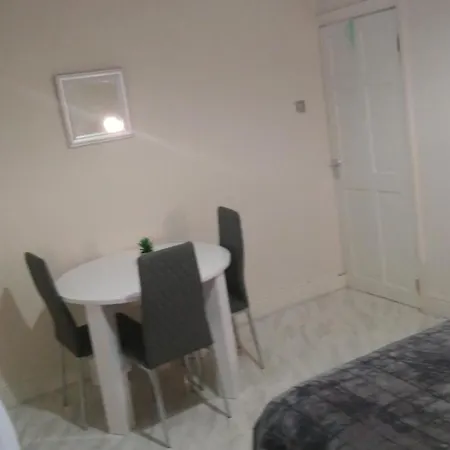 Spacious Near Centre בית הארחה