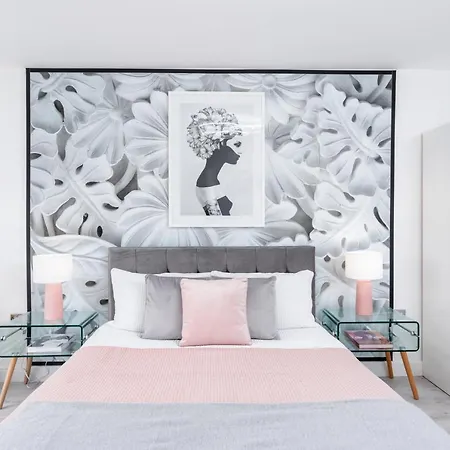 4 Bedroom, 3 Bathroom Walking Distance To Centre 펜션 *