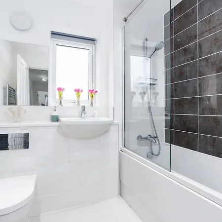 Dom wakacyjny 4 Bedroom, 3 Bathroom Walking Distance To Centre *