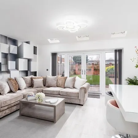 4 Bedroom, 3 Bathroom Walking Distance To Centre Dom wakacyjny