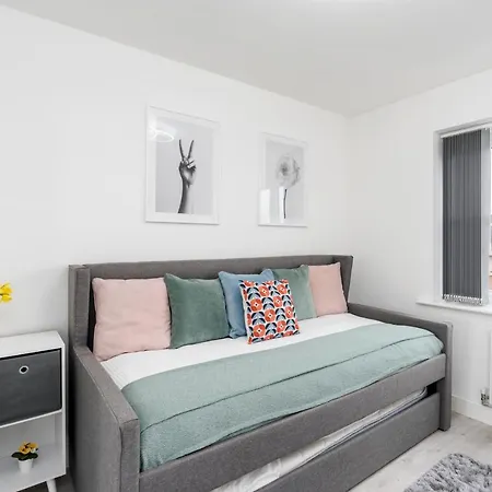 4 Bedroom, 3 Bathroom Walking Distance To Centre Dom wakacyjny Manchester