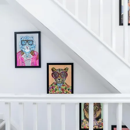 4 Bedroom, 3 Bathroom Walking Distance To Centre 펜션