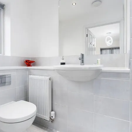 Dom wakacyjny 4 Bedroom, 3 Bathroom Walking Distance To Centre Manchester