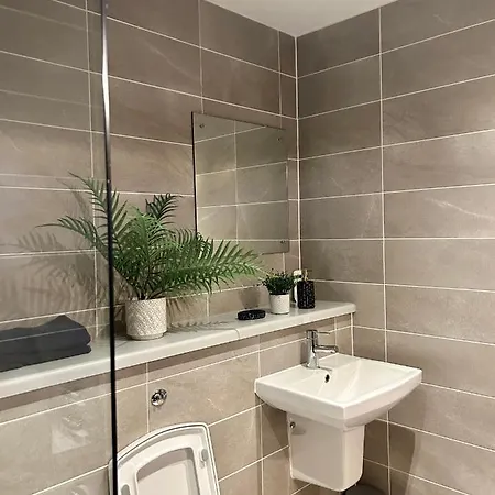 Salford Quays Apartment, *