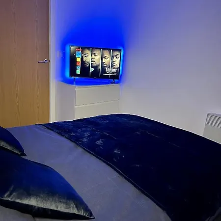 Salford Quays Apartment, *