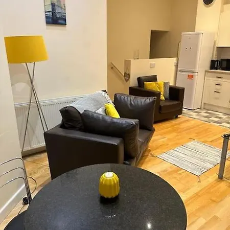 Lovely 2 Bed Flat شقة *