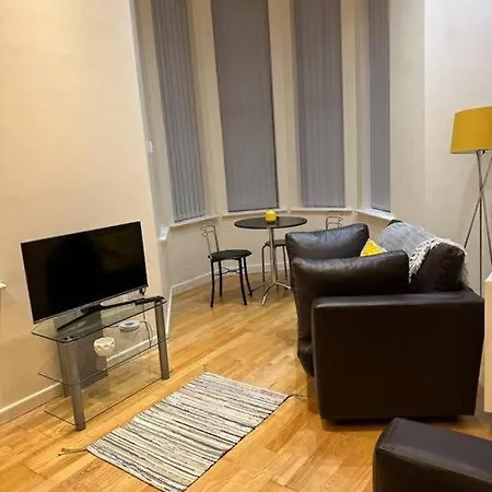 Lovely 2 Bed Flat شقة